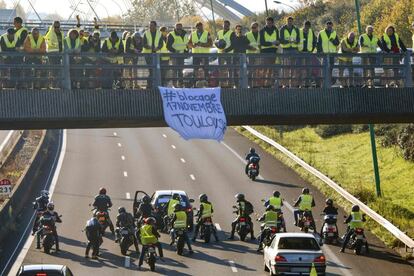 El Gobierno decretó un alza de los impuestos a los carburantes de 7,6 céntimos por litro para el diesel y de 3,9 céntimos para la gasolina. En la imagen, cortes de tráfico en Toulouse.