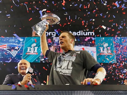 Tom Brady celebra con el trofeo Vince Lombardi el triunfo frente a Atlanta Falncons, en 2017.