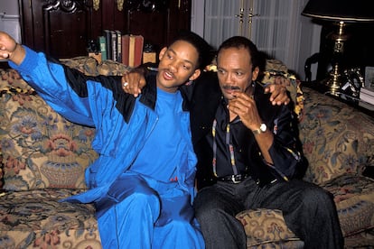 El actor Will Smith y el productor  Quincy Jones en un descanso durante la grabación de 'El príncipe de Bel-Air' en Hollywood (EEUU), el 20 de octubre de 1990.