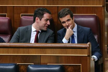 El Presidente del Partido Popular, Pablo Casado, y el Secretario General del partido, Teodoro García Egea, durante el pleno de invesitudra.