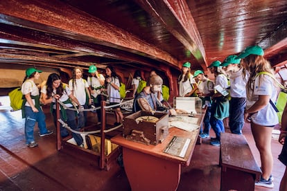 Participantes de la Ruta Quetzal 2024 visitan la rplica del barco La Pinta en Baiona, Galicia, en una imagen cedida por la expedicin.