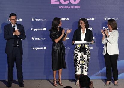 En la categoría de 'Ecosistema sostenible' recogió el premio María Malaxechevarría (segunda por la derecha), directora general de sostenibilidad de Endesa. La acompañan en el escenario Joseph Oughourlian, presidente de PRISA, la reina Letizia y Teresa Ribera, vicepresidenta tercera del Gobierno.