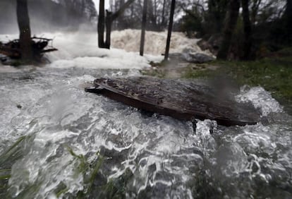 La presa de la Trinidad de Arre, en Villava (Navarra), este domingo.