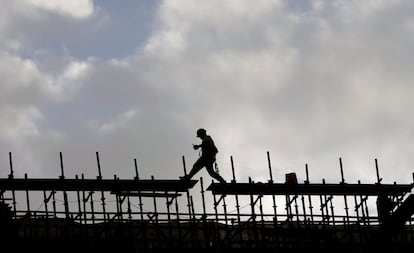 Un trabajador camina por una plataforma temporal en Colombo (Sri Lanka).