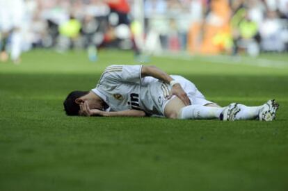 Di María, en el césped del Bernabéu tras lesionarse ante Osasuna.