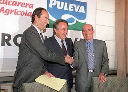 Mesonero Romanos, Javier Tallada y Fernández Norniella sellan la fusión de Ebro y Puleva, en el año 2000.