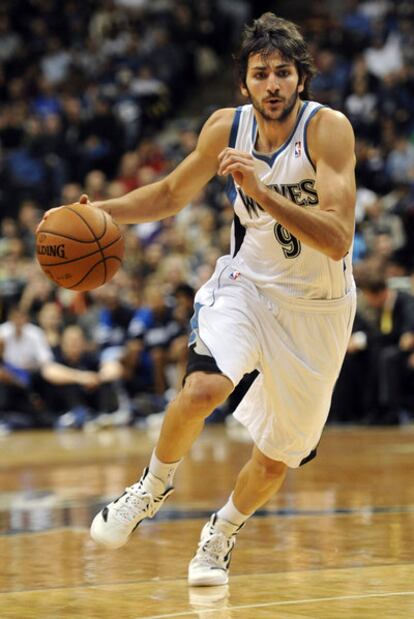 Ricky Rubio corre con el balón en un duelo con Minnesota.