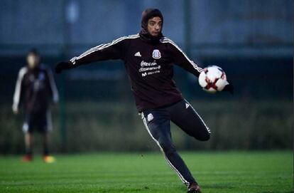 Carlos Vela en el entrenamiento con México.