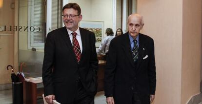 El secretario general del PSPV, Ximo Puig, con el presidente del CVC, Santiago Grisol&iacute;a. 