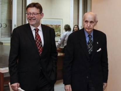 El secretario general del PSPV, Ximo Puig, con el presidente del CVC, Santiago Grisol&iacute;a. 