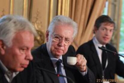 El expresidente del Gobierno, Felipe Gonz&aacute;les, el ex primer ministro de Italia, Mario Monti, y el presidente del Instituto Berggruen, Nicolas Berggruen, durante la primera jornada del Consejo para el futuro de Europa celebrado en Madrid.