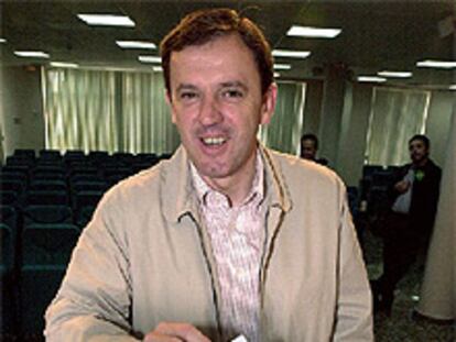 Joan Ignasi Plá, secretario general del PSPV-PSOE, deposita su voto durante las votaciones que se realizan hoy.