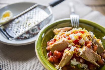 Esta pipirrana para estómagos sensibles sobre una tostada es un desayunazo