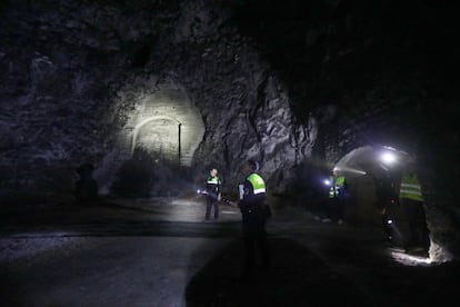 Interior de La Británica, con iluminación de los policía locales.