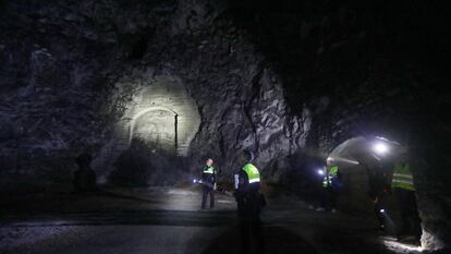 Interior de La Británica, con iluminación de los policía locales.