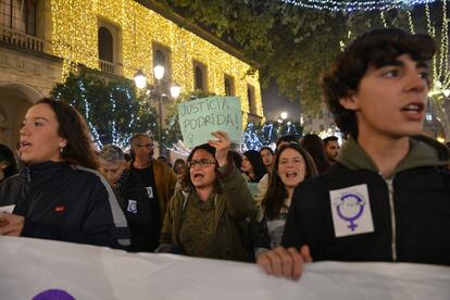 Un grupo de personas se concentran por la sentencia del caso Manada en la plaza Nueva de Sevilla. 
