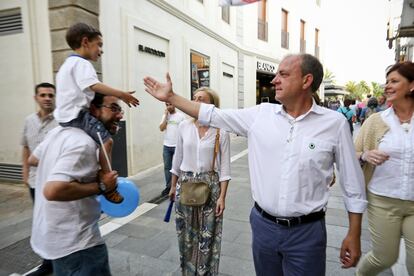 El tradicional 'saludo electoral' a un niño durante el paseo por Zafra