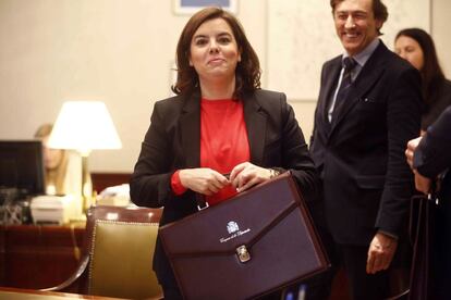 La vicepresidenta del Gobierno en funciones, Soraya Sáenz de Santamaría, formaliza su acta como diputada.