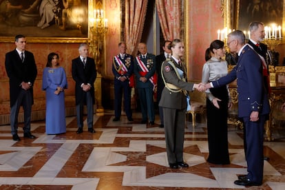 La princesa Leonor, la reina Letizia, y el rey Felipe VI durante la recepción, este sábado en el Palacio Real con motivo de la Pascua Militar.
