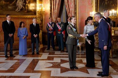 La princesa Leonor, la reina Letizia, y el rey Felipe VI durante la recepción, este sábado en el Palacio Real con motivo de la Pascua Militar.
