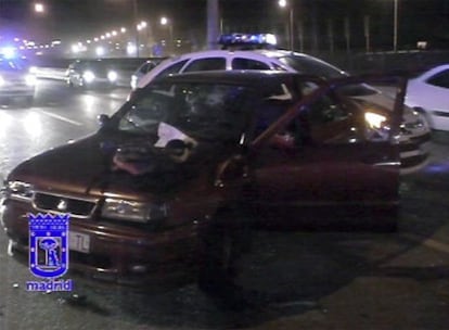 El coche, en medio de la vía tras chocar con el vehículo policial.