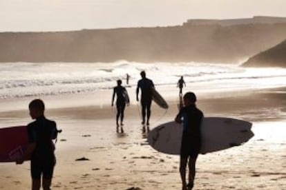 Surfistas en la playa de Mareta, en Sagres (Portugal).