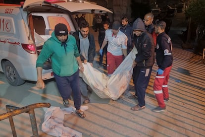 Un muerto, transportado a un hospital de Jan Yunis, en el sur de Gaza, este martes.