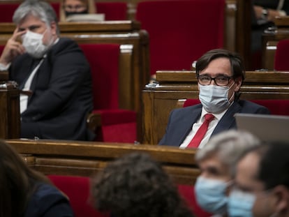 Los presidentes de los grupos parlamentarios de Junts, Albert Batet (izquierda) y PSC, Salvador Illa (derecha) en la Cámara catalana.