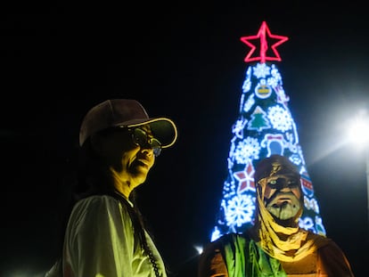 Una mujer se fotografía junto a la efigie un rey mago, en Barranquilla, en una imagen de archivo.