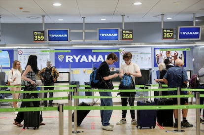 Pasajeros de Ryanair esperando a hacer el check-in en el aeropuerto de Madrid Barajas.