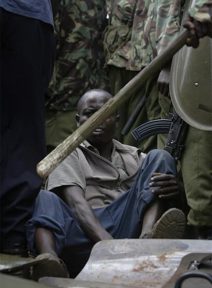 Un detenido tras una manifestación en el barrio de Kibera, en Nairobi, el pasado mes de enero