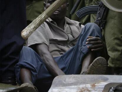 Un detenido tras una manifestación en el barrio de Kibera, en Nairobi, el pasado mes de enero