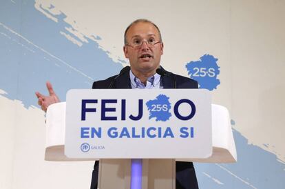 El secretario geneal del PPdG, Miguel Tellado, durante la rueda de prensa de valoración tras el cierre de los colegios electorales.