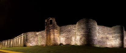 La muralla de Lugo tiene una longitud de 2.266 metros y está coronada por 85 poderosas torres. Hace unos años se la consideraba un obstáculo para el crecimiento de la ciudad; por suerte, el desarrollo urbanístico ha contado con ella y en la actualidad está completamente integrada en la trama urbana. La Unesco la declaró patrimonio mundial en 2000.