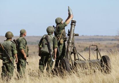 Soldados apuntalan un obús D-30 de 122 mm durante unas maniobras militares de los rebeldes prorrusos en un campo de tiro cercano a Lugansk (Ucrania).