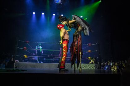 Mariachi Loco y Viktoria Modesta participan en el espectáculo de lucha VaVOOM's Halloween Spectacular en el teatro Mayan de Los Ángeles, California (Estados Unidos), el 5 de octubre de 2018.