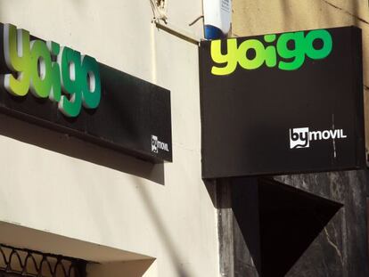 Logotipo de Yoigo en una tienda de la operadora en Madrid.