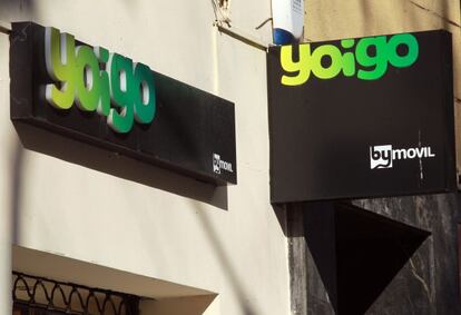 Logotipo de Yoigo en una tienda de la operadora en Madrid.