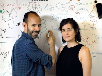 Gonzalo Gómez y Fátima Al-Shahrour, retratados en el Centro Nacional de Investigaciones Oncológicas, en Madrid.