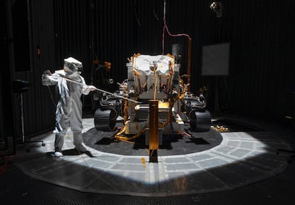 Un ingeniero trabaja en el vehículo Marte 2020 de la NASA.