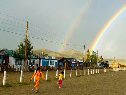 Dos niñas corretean en un poblado del centro de Mongolia tras una tormenta de verano.