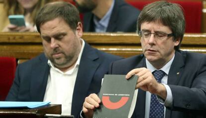 El presidente de la Generalitat, Carles Puigdemont, y el vicepresidente, Oriol Junqueras. 