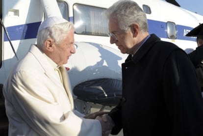 El primer ministro italiano, Mario Monti, despide al Papa en el aeropuerto de Roma.