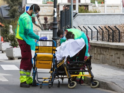 Personal sanitario recogiendo a una paciente de coronavirus en Cercedilla el pasado 15 de marzo.