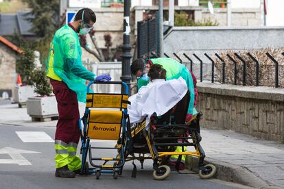 Personal sanitario recogiendo a una paciente de coronavirus en Cercedilla el pasado 15 de marzo.