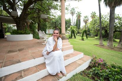 La empresaria Sandra García-Sanjuán en la entrada de su casa de Marbella, en agosto de 2022.