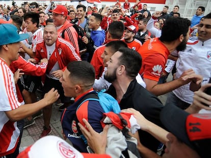 Aficionados de River Plate protestan contra la decisión de jugar la final en Madrid.