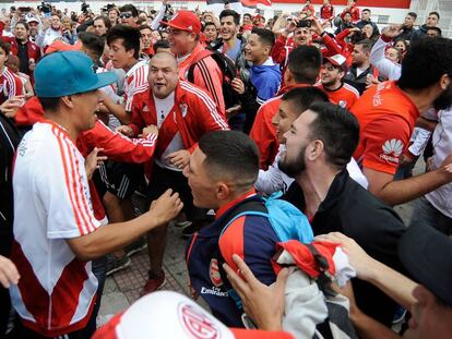 Aficionados de River Plate protestan contra la decisión de jugar la final en Madrid.