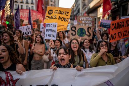 “Tanta carne aquí, hambre al Sur”, “Contamina y Manta más” o “Cambia tu vida, no tu clima” han sido algunas de las pancartas que se han visto en la protesta en Madrid.