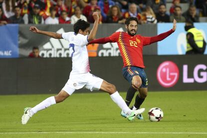 El centrocampista de España Isco con el balón, ante el el centrocampista de Costa Rica Yeltsin Tejeda durante el partido amistoso que disputan en el estadio de La Rosaleda.